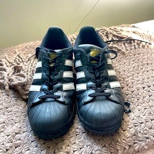 Adidas superstar core black cloud white gold